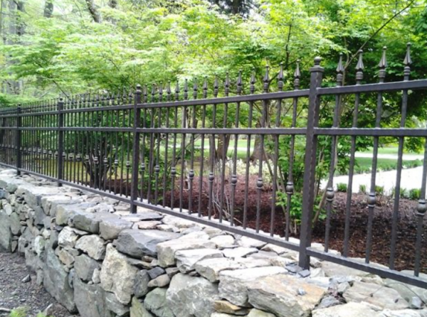 Pagar dengan kombinasi batu alam dan besi